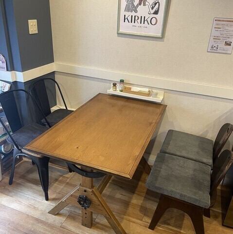 【テーブル席】お洒落な雰囲気の店内には、テーブル席を3卓ご用意しております。窓際には色とりどりの切子グラスが並び、目でも楽しめる空間です。気兼ねなくくつろげる空間で、美味しい料理と美酒を味わいながら、心ゆくまでお食事をお楽しみください。