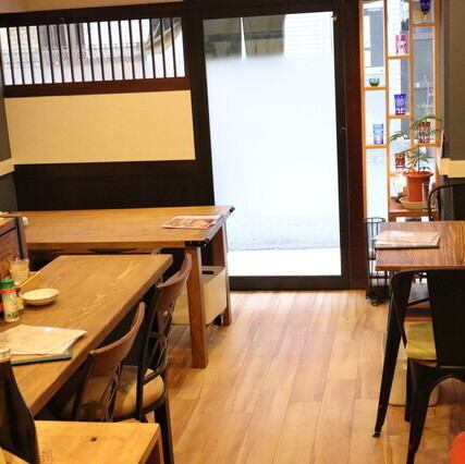 【貸切OK!】アットホームな雰囲気の店内は、最大12名様まで貸切が可能です。落ち着いた大人の隠れ家で、気兼ねなく宴会をお楽しみいただけます。こだわりの料理と美酒を囲んで、心温まるパーティーはいかがでしょうか。まずはお気軽にご相談ください♪