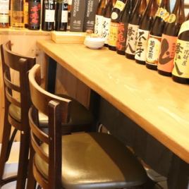 お一人様大歓迎!お仕事帰りや大学の帰りにおいしい鶏料理とお酒はいかがでしょうか?落ち着いた雰囲気の店内となっており一人でしっぽり飲むも良し、同僚や友人と一緒に楽しみも良しとなっています。