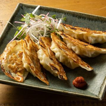 こだわりの鶏料理をご賞味あれ!「あっさり鶏餃子」など