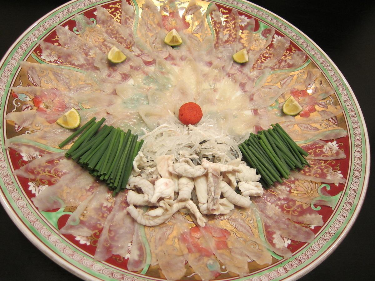 如果你想吃河豚，就去拥有40年经验的老牌河豚厨师的日本餐厅吧。