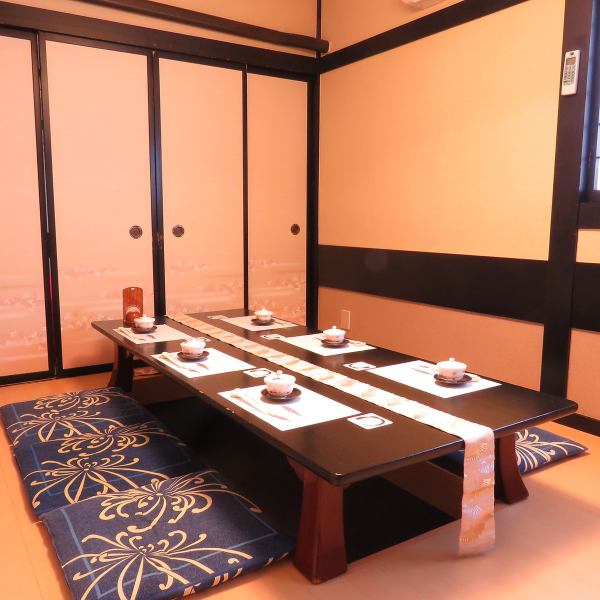 We can accommodate up to 12 guests in our private rooms with sunken kotatsu tables, which can be connected in two to accommodate different numbers of guests.You can enjoy a variety of dishes made with fresh ingredients in a relaxing atmosphere.It is also recommended for gatherings with family and relatives, and for memorial services.Please enjoy colorful fugu dishes at your leisure in a private room.