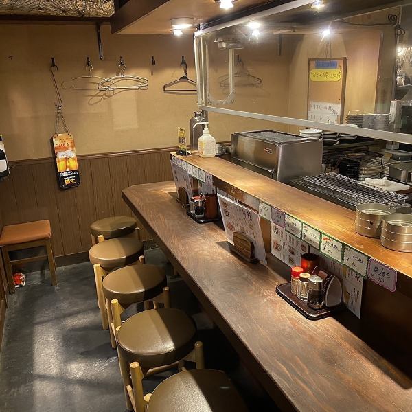 The first floor of the store is fully equipped with counter seats.Enjoy our specialty yakitori and shochu highballs in our retro atmosphere!