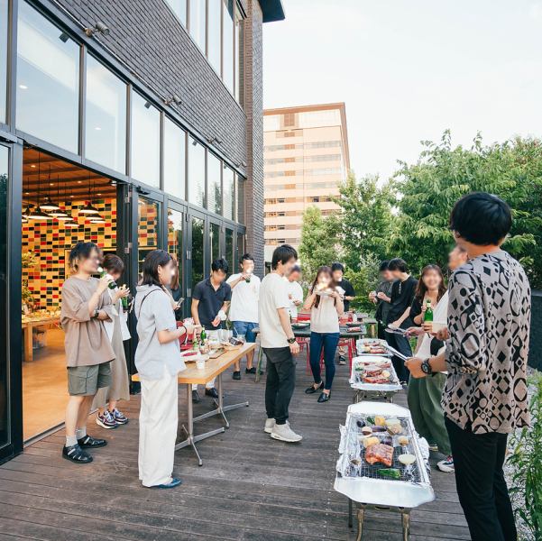 テラス席ではBBQなど利用可能です。当店のコースはすべて飲み放題付き！会社の宴会や集まりに是非ご利用ください。
