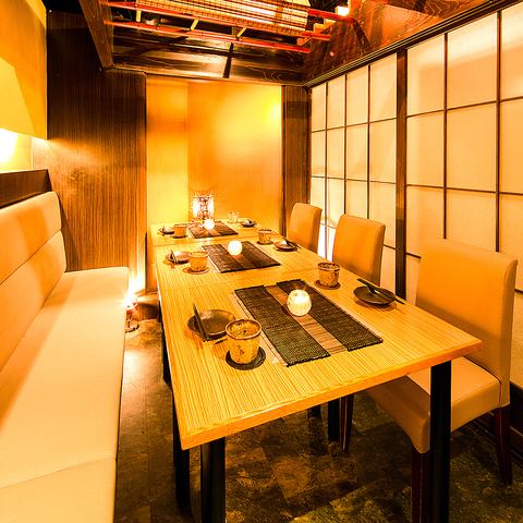 We offer a relaxing space where you can forget the hustle and bustle of the big city of Shinjuku.The private rooms, all created by designers, are recommended for drinking parties and banquets, as well as girls' nights out, group parties, birthdays, anniversaries, and more.This is a completely private room with a door, so you can spend a relaxing time.[Shinjuku night view private room birthday anniversary]