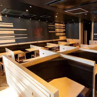 少人数でカジュアルに使いやすいテーブル席でホッと一息。店舗限定のランチメニューもご用意しております♪