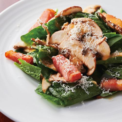 Spinach salad with thick-sliced bacon and fresh mushrooms