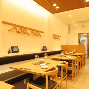 すっきりと洗練された明るい店内には、フレキシブルに使えるテーブル席を完備しております。普段使いのご夕食から少人数でのご宴会、お祝いの席まで幅広く対応可能です。開放感と落ち着きを兼ね備えた空間で、厳選したもつ鍋と美味しいお酒を心ゆくまでお楽しみください。