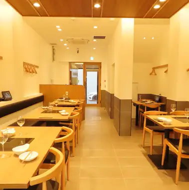 明るく清潔感あふれる店内を贅沢に使える、貸切対応も承っております。周囲を気にせずプライベートな空間で盛り上がれるため、仲間内のパーティーやご親族でのお集まりにも最適です。ゆったりとした快適な空間で、当店自慢のもつ鍋を囲む特別な時間をお過ごしください。