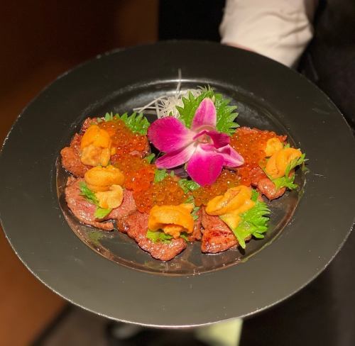 Thinly sliced Japanese black beef fillet steak with sea urchin and salmon roe