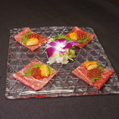 尾崎牛の赤身刺し うにといくらを乗せて