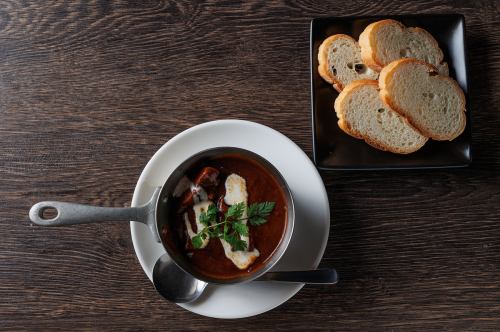 和牛一口タンシチュー バゲット付き