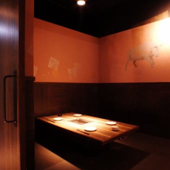 [High-quality private room] The walls of the room are removable! It can be made into a room that seats 4 to 8 people. The seating arrangement allows you to change the number of people, making it a spacious space where you can sit comfortably.Please use it for entertaining, etc., and enjoy your meal in a calm atmosphere.For Yakiniku/banquet/charter/private room, click here◎