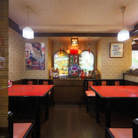 女子会や大切な集まりにも重宝する半個室をご用意。プライベート感が保たれた空間は、周囲の視線を遮りながらも適度な開放感があり、心地よい一体感を味わえます。会社帰りの飲み会や親睦を深める懇親会など、あらゆる用途に寄り添う落ち着いた装いが魅力です。上質なひとときを演出する特別な特等席です。