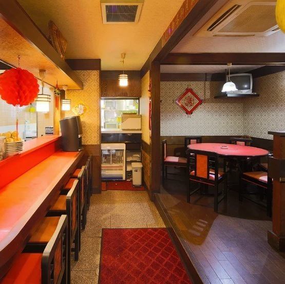 一歩足を踏み入れれば、そこは台湾の情緒が漂う異国感あふれる空間が広がります。現地の食堂を彷彿とさせる装飾や照明が、旅行気分を盛り上げてくれます。店内を貸切ることも可能で、最大人数での盛大なパーティーにも対応。統一感のあるデザインに包まれながら、一体感のある宴を存分に満喫してください。