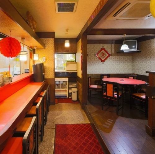 <p>一歩足を踏み入れれば、そこは台湾の情緒が漂う異国感あふれる空間が広がります。現地の食堂を彷彿とさせる装飾や照明が、旅行気分を盛り上げてくれます。店内を貸切ることも可能で、最大人数での盛大なパーティーにも対応。統一感のあるデザインに包まれながら、一体感のある宴を存分に満喫してください。</p>