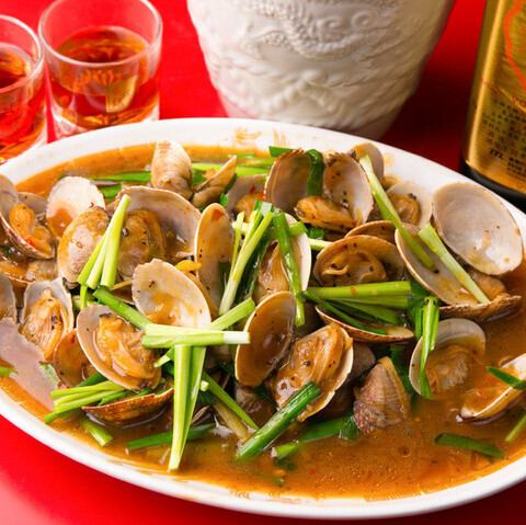 程よいピリ辛さに食欲がそそられる『アサリ炒め』