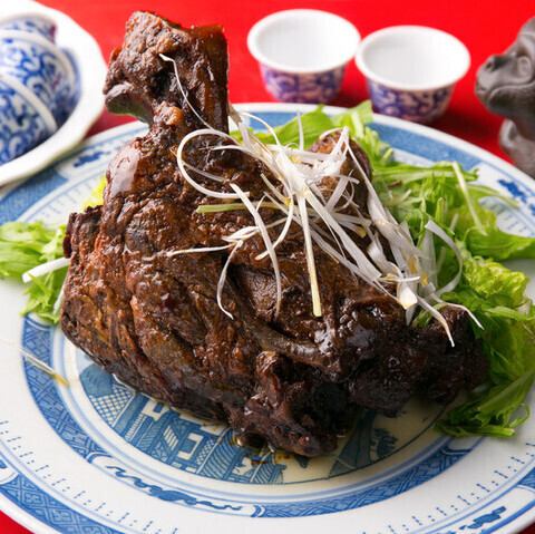 じっくり仕上げた焼ぶたやアサリ炒めなど一品料理も充実