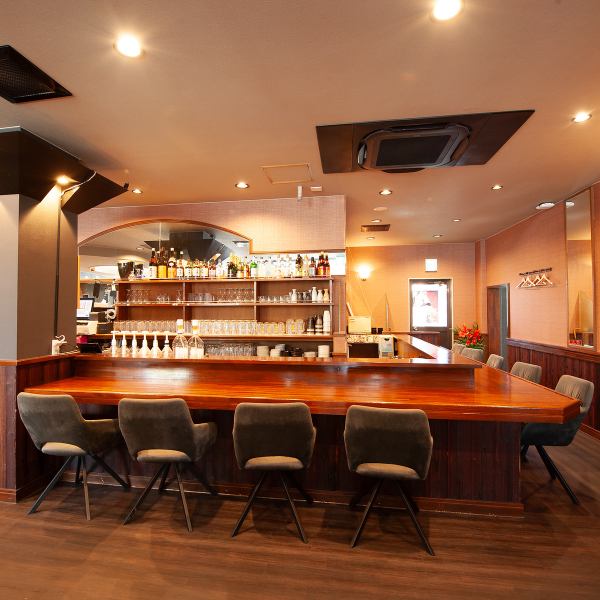 落ち着いた和モダンな内装は、木の温かみとシックな色合いが調和した大人の空間。広々としたテーブル席から居心地の良い個室まで揃い、シーンに合わせてゆったりとお食事を楽しめます。