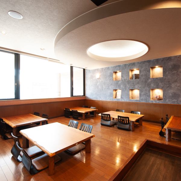 2階にはゆとりある座敷席を完備し、団体利用や家族での会食にもぴったり。温かな照明がくつろぎの時間を演出し、仲間と語らいながら料理やお酒を楽しめる、居心地の良い雰囲気です。