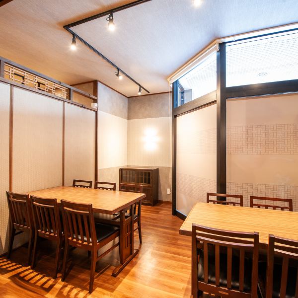 駅近ながら落ち着いた外観は、どこか隠れ家のような趣を感じさせる佇まい。暖かな光に包まれた入り口には季節の花々も飾られ、訪れる人をやさしく迎え入れてくれる雰囲気が漂います。