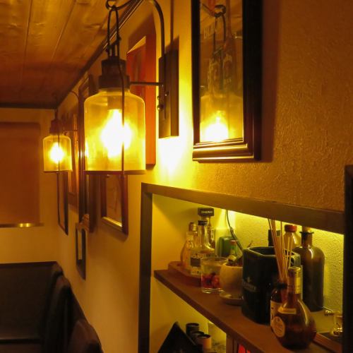 灯に包まれる隠れ家的BAR