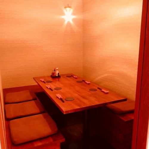 <p>落ち着いた雰囲気の店内。お席は全席半個室のため、周りを気にせずプライベートな空間をお楽しみいただけます♪</p>