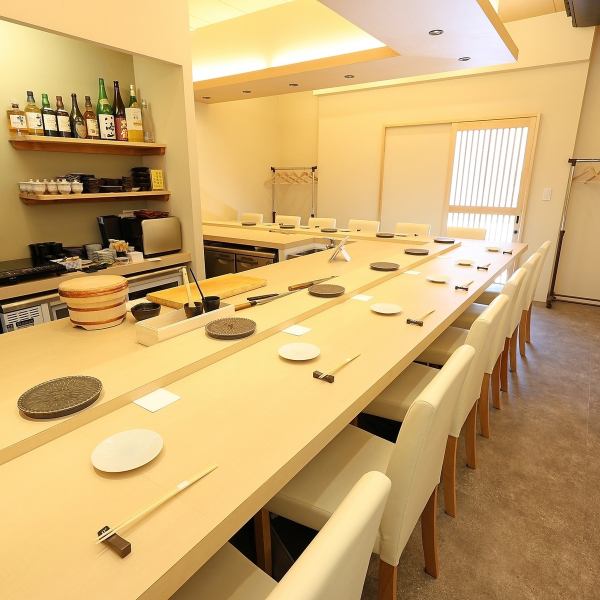 温かみのある木目を基調とした店内は、落ち着きと上質さを兼ね備えた空間です。やわらかな照明と静かな雰囲気が、特別な時間を演出します。大切な方とのデートやご夫婦の記念日、誕生日のお祝いなどにも最適で、心に残るひとときをお過ごしいただけます。お料理とともに、ゆったりと流れる上質な時間をご堪能ください。