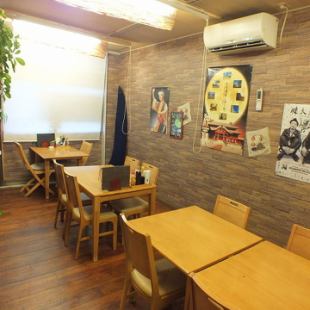 テーブル席は半個室もございます。人数に合わせてセッティング致します。ご相談下さい♪　総席数40席を完備！お客様の人数・シーンに合わせてご案内いたします！お席詳細・人数・ご予算など、お気軽にお問い合わせください！※写真は一例です