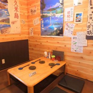 足を延ばして、ごゆっくりお寛ぎ頂けます♪ロールカーテンの仕切りがあるので、隣の席を気にせずお過ごし頂けます！　総席数40席を完備！お客様の人数・シーンに合わせてご案内いたします！お席詳細・人数・ご予算など、お気軽にお問い合わせください！※写真は一例です