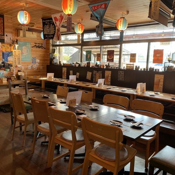 のれんをくぐると、暖色系の照明に木目の見えるテーブル＆椅子、沖縄の空と海の青色がお出迎え♪沖縄ソングの流れる、癒しの空間の≪な美ら≫。