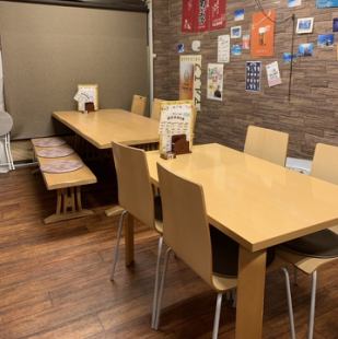 テーブル席は半個室もございます。人数に合わせてセッティング致します。ご相談下さい♪　総席数40席を完備！お客様の人数・シーンに合わせてご案内いたします！お席詳細・人数・ご予算など、お気軽にお問い合わせください！※写真は一例です