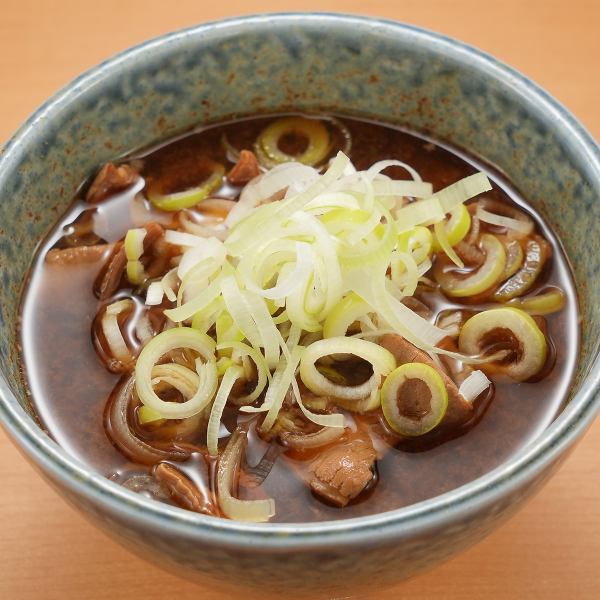 【当店自慢の逸品】特製味噌で仕上げた絶品の『牛モツ煮込み』！
