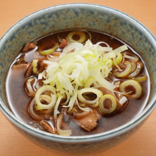 【当店自慢の逸品】特製味噌で仕上げた絶品の『牛モツ煮込み』！