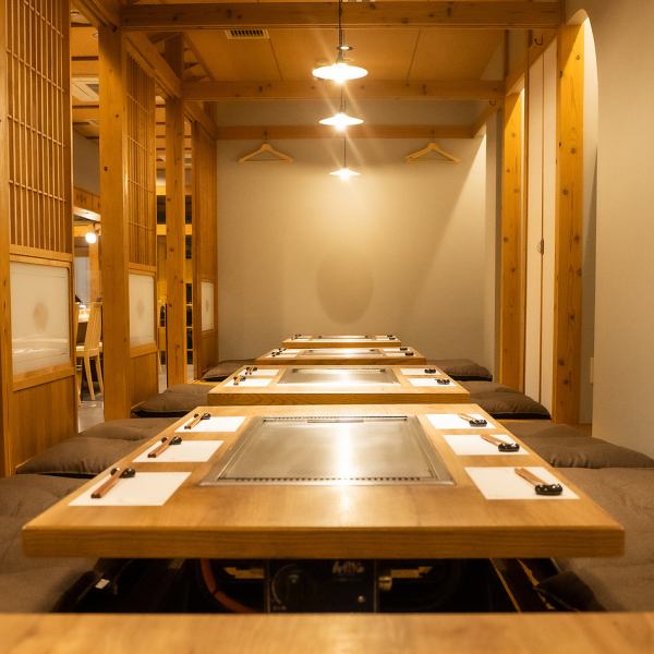 A Japanese-style private room with a sunken kotatsu (sunken kotatsu table) where you can relax in the warmth of wood! If you connect the private rooms, you can also host a banquet!