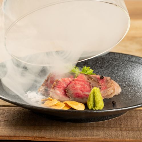 [使用铁板的绝品料理] 提供对肉类、海鲜、蔬菜等食材讲究的料理。
