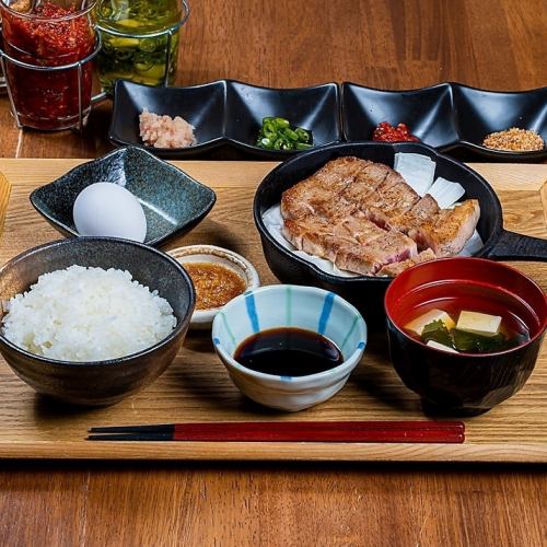 [Recommended lunch] Pork steak set meal 950 yen (tax included) ★Comes with condiments, so enjoy it to your liking♪