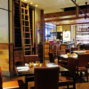 The interior is stylish with rows of wine racks.Please use this for dates for couples or married couples.It's located right next to Roppongi 1-Chome Station, so it's easy to stop by on your way home from work.