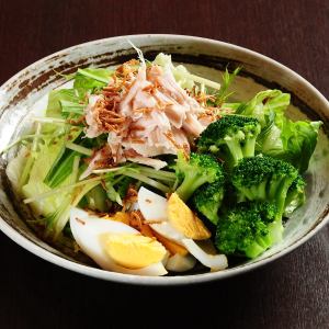 브로콜리와 닭 무네 건강 샐러드