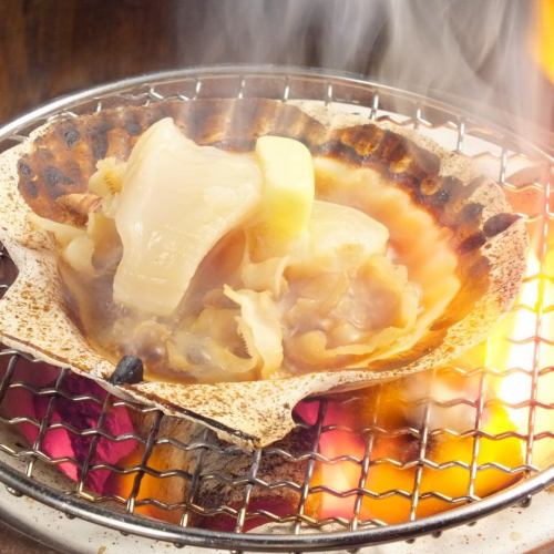 [Recommended dish] Grilled scallops with shells in butter.The entanglement of thick scallops and butter is irresistible!