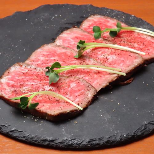 日本黑毛牛肉的烤牛肉生牛肉片