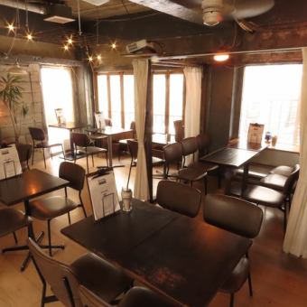 落ち着きのあるお洒落なテーブル席は、女子会にも大人気！