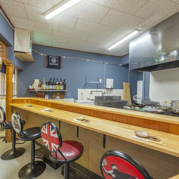 温かみを感じる木目の扉をくぐると広がるアットホームな空間。お一人様のサク飲みやデートにもぴったりのカウンター席をご用意しております。活気あふれる厨房を眺めながら飲むお酒もオツなもの。スタッフとの会話にも花が咲きます。