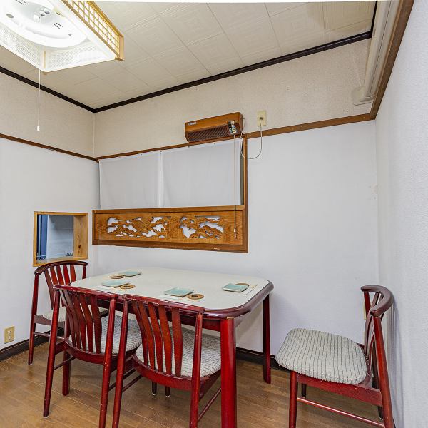 お履物を脱いでゆったりとお過ごしいただける小上がりのテーブル席は、まるで自宅にいるようなアットホーム感が魅力。お子様連れのお客様にもごゆっくりおくつろぎいただけます。肩肘張らずにお食事をお楽しみください。