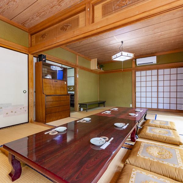 個室のようにご利用いただけるお座敷席は畳の香りに癒される和の空間。障子の向こうには爽やかな渓流を臨め、まさに絶景！日頃の喧騒を忘れる非日常のひとときをお過ごしいただけます。接待や会食の席にもおすすめ◎