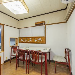 4名様テーブル席をご用意しております。自宅にいるかのように落ち着ける心安らぐ隠れ家のような空間です。季節を感じる一品料理を楽しみながら、親しい人との会話をゆったりと楽しむことができます。旬の食材を使用した心温まる料理と共に、思い出に残る素敵な時間をお過ごしいただけます。ぜひ大切な方々とお越し下さい。