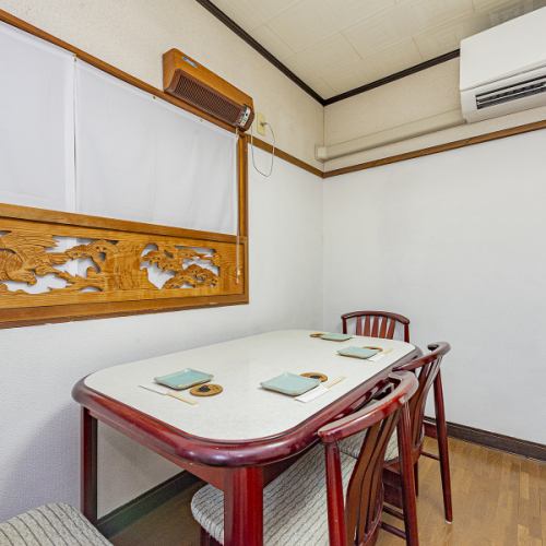 平飼いで育てた「ありたどり」は、プリプリとした肉質と柔らかな食感が特徴です。旬の食材を使った一品は、一夜干しの天ぷらや焼きなすのおかかのせをご用意しています。また、珍しいイチジクの天ぷらもおすすめです。どれも絶品で、デートや友人との楽しいひと時にぴったり。テーブルを囲んで楽しい会話をお楽しみ下さい。