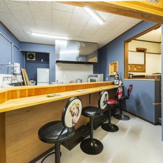 当店のカウンター席では、料理人の技術を間近で見ることができ、臨場感あふれる体験をお楽しみいただけます。また、スタッフとのコミュニケーションも気軽に楽しめるため、お一人様でも安心してご来店いただけます。自分のペースで料理を堪能しながら、心地よい時間を過ごせる特別な空間です。お気軽にお立ち寄りください。