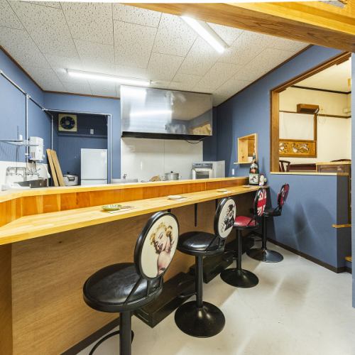 当店のカウンター席では、料理人の技術を間近で見ることができ、臨場感あふれる体験をお楽しみいただけます。また、スタッフとのコミュニケーションも気軽に楽しめるため、お一人様でも安心してご来店いただけます。自分のペースで料理を堪能しながら、心地よい時間を過ごせる特別な空間です。お気軽にお立ち寄りください。