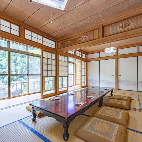 座席は個室のようにご利用いただけ、プライベート感を大切にしています。障子越しに差し込む自然光が心地よく、広々としたテーブルでゆったりとお食事を楽しめます。窓の外には緑豊かな景色が広がり、心を癒しリラックスできる空間を演出しています。大切な方との素敵な時間を、ぜひこの落ち着いた空間でお過ごしください。